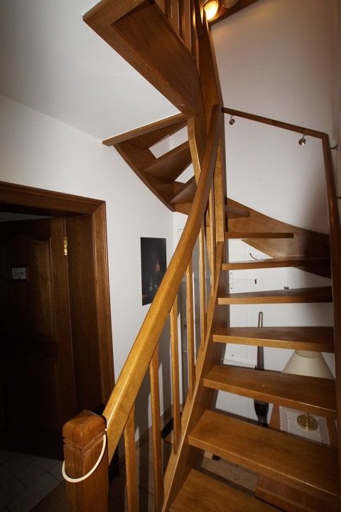 die Treppe ins Obergeschoss