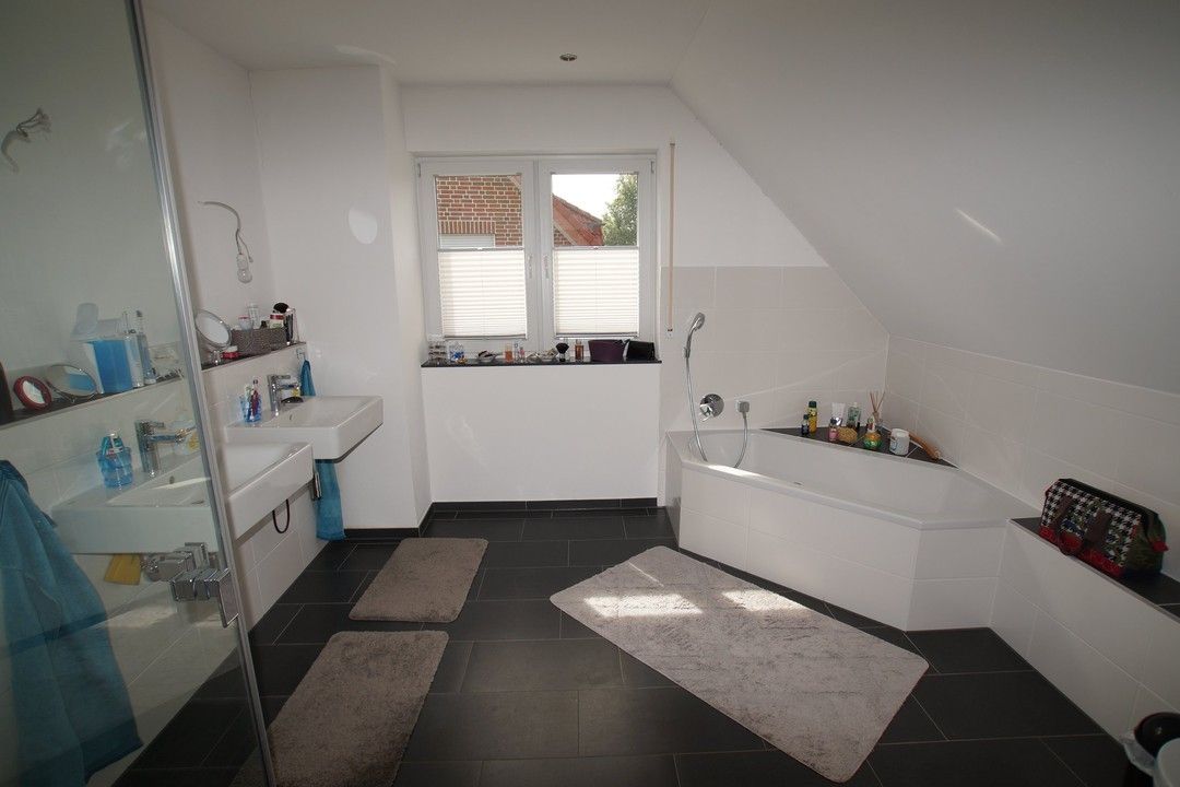 das Bad m. Eckbadewanne u.... das Bad m. Eckbadewanne u....