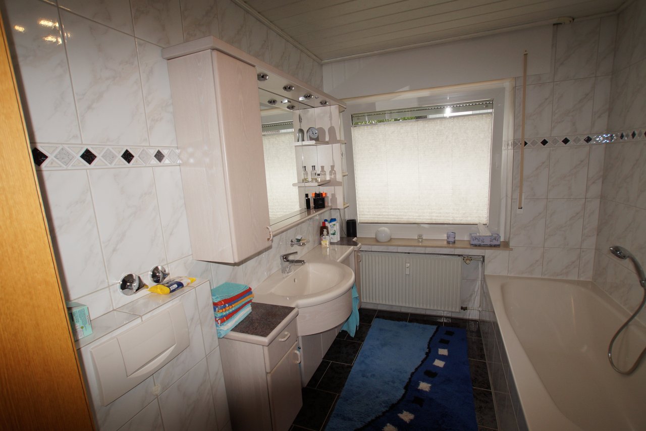 das Tageslichtbad mit Badewanne und.... das Tageslichtbad mit Badewanne und....