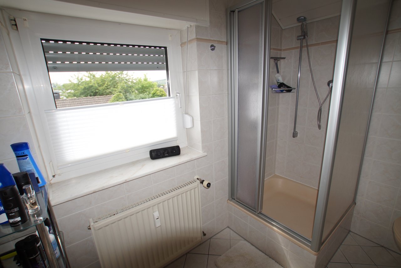 ...mit Fenster und Dusche ...mit Fenster und Dusche