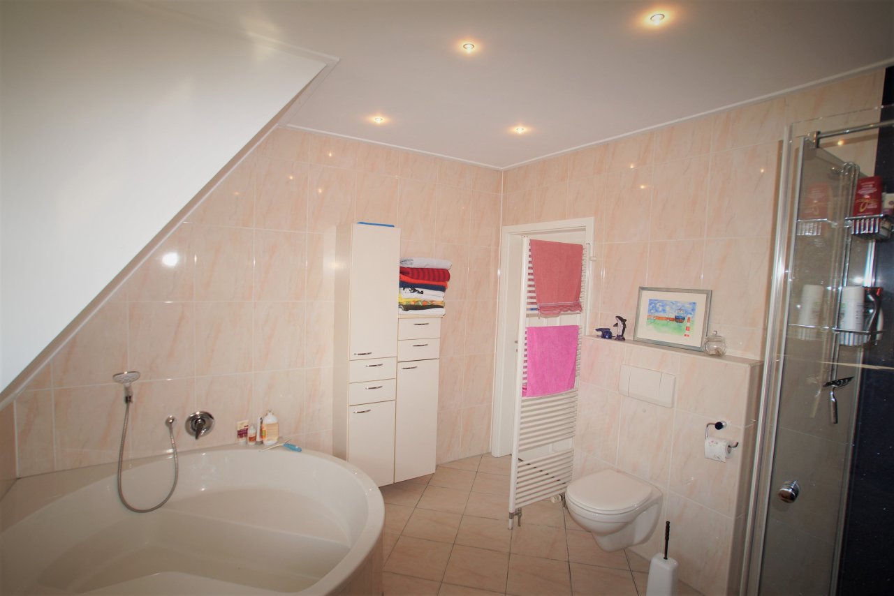 Tageslichtbad m. Wanne,... Tageslichtbad m. Wanne,...