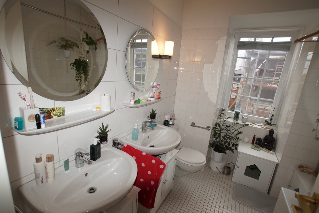 das Tageslichtbad mit zwei Wasdchbecken und Badewanne mit Duschvorrichtung das Tageslichtbad mit zwei Wasdchbecken und Badewanne mit Duschvorrichtung