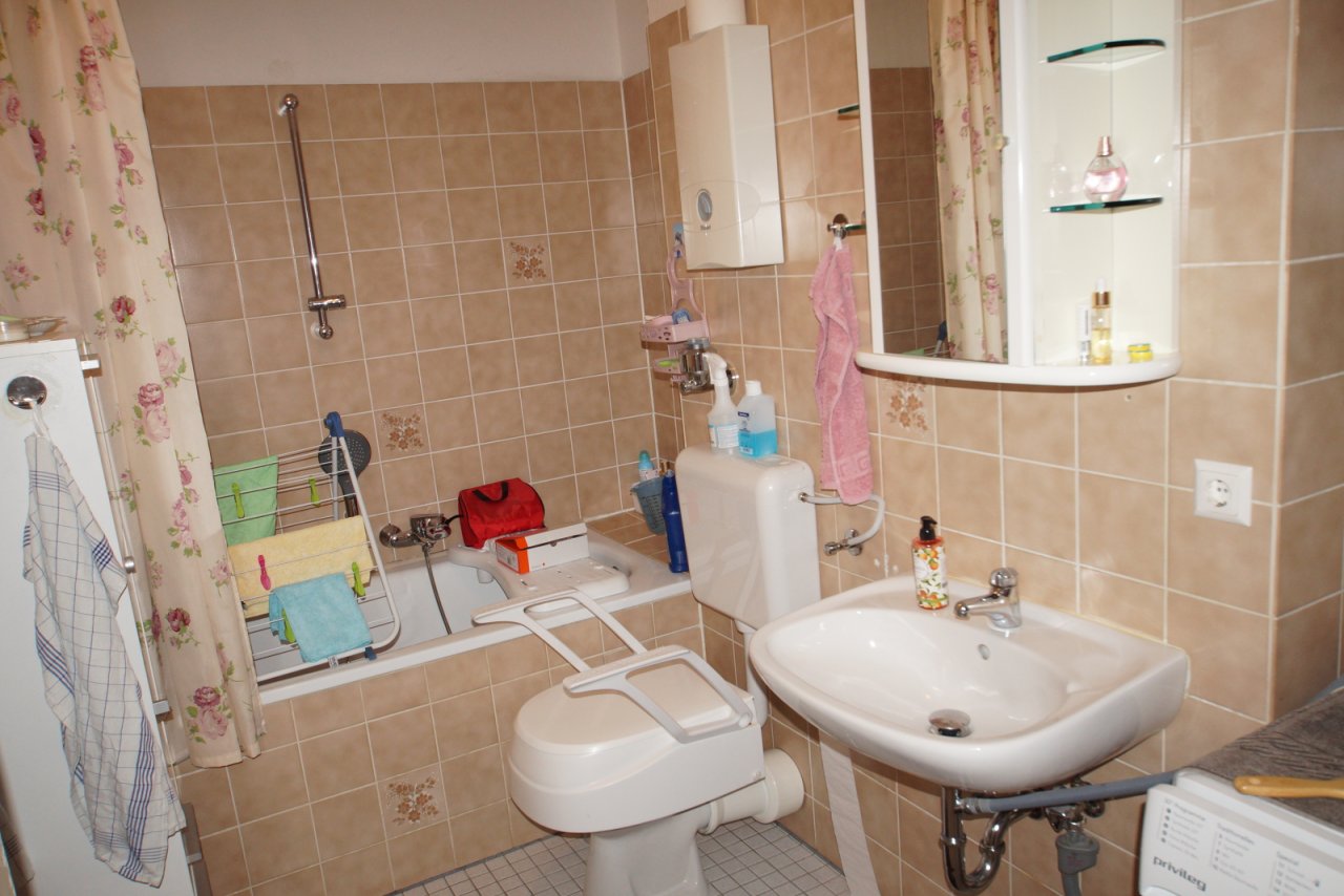 das Bad m. Badewanne u. Waschmaschine das Bad m. Badewanne u. Waschmaschine