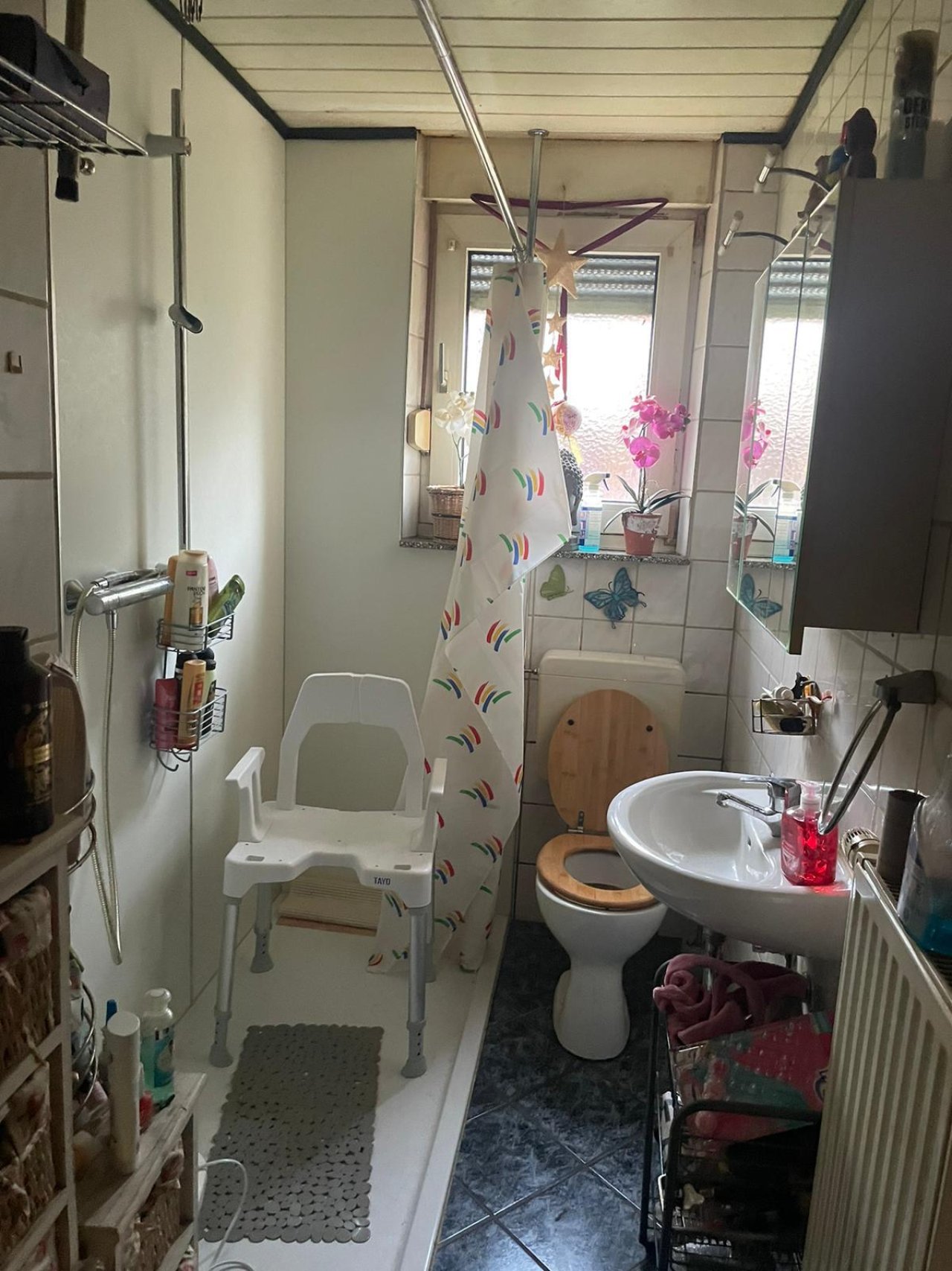 Tageslichtbad mit ebenerdiger Dusche Tageslichtbad mit ebenerdiger Dusche