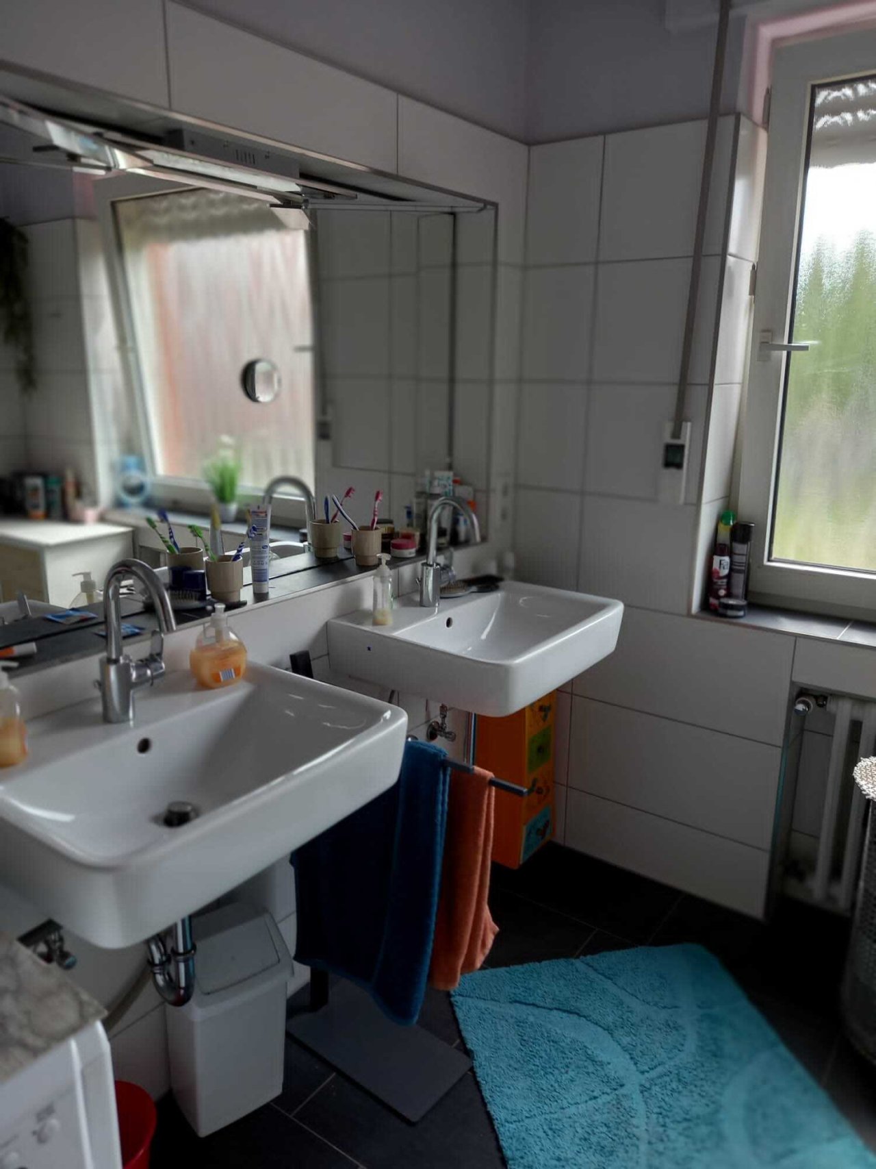 das Bad mit zwei Waschbecken das Bad mit zwei Waschbecken